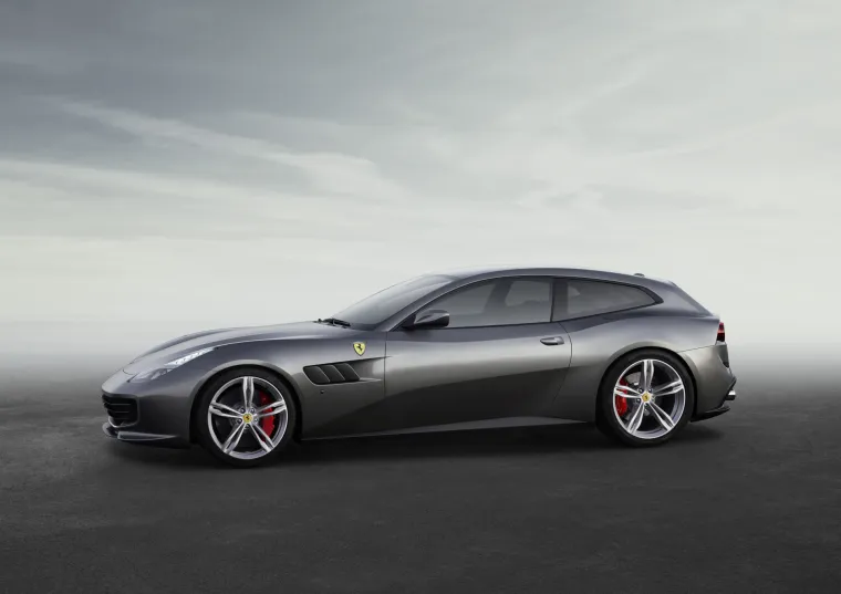 GTC4Lusso nudi vi&scaron;e snage od svog prethodnika, bolju tehnologiju i po prvi put u automobilu s pogonom na sva četiri kotača sustav upravljanja stražnjim kotačima.