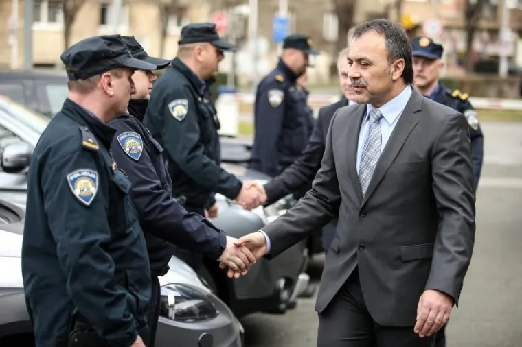 Ministar unutarnjih poslova Vlaho Orepić i glavni ravnatelj policije Vlado Dominić ispratili su policijske službenike koji odlaze u Makedoniju, gdje će obavljati registraciju izbjeglica.

Odlazak na&scaron;ih policajaca dogovoren je na sastanku ravnatelja policija zemalja na izbjegličkoj ruti o slanju ispomoći policijskih službenika u Makedoniju.