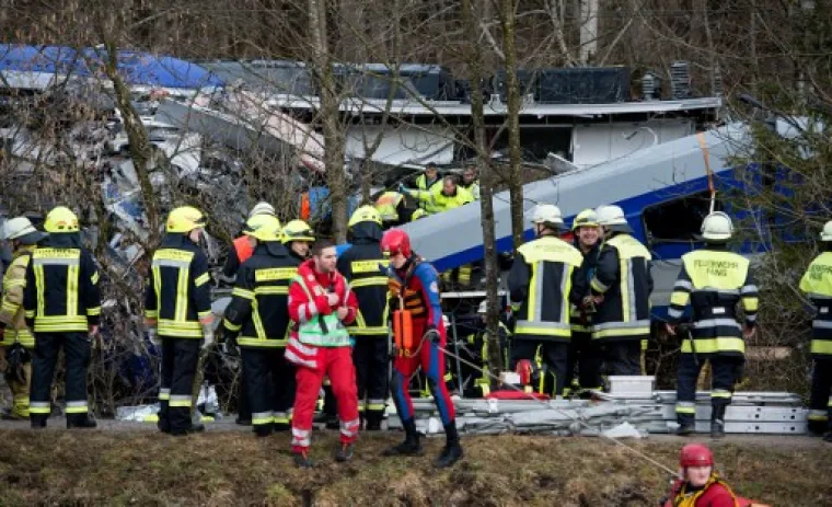 Najmanje osmero ljudi je poginulo, a od 155 ozlijeđenih 15 ih je u vrlo teškom i 40 u teškom stanju nakon sudara dvaju vlakova u južnoj Njemačkoj. Strahuje se da bi moglo biti i više žrtava, javljaju mediji.