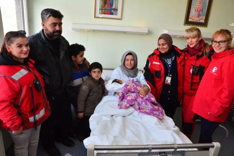 U slavonskobrodskoj bolnici u ponedjeljak je rođena još jedna beba izbjeglica iz Sirije.  Dječaka Hrvoja Muhameda Kadra rodila je Fatma Kadro iz Alepa. U posjet su sretnoj majci odmah došla i njena druga dva dječačića koje je doveo otac Ali Kadro.