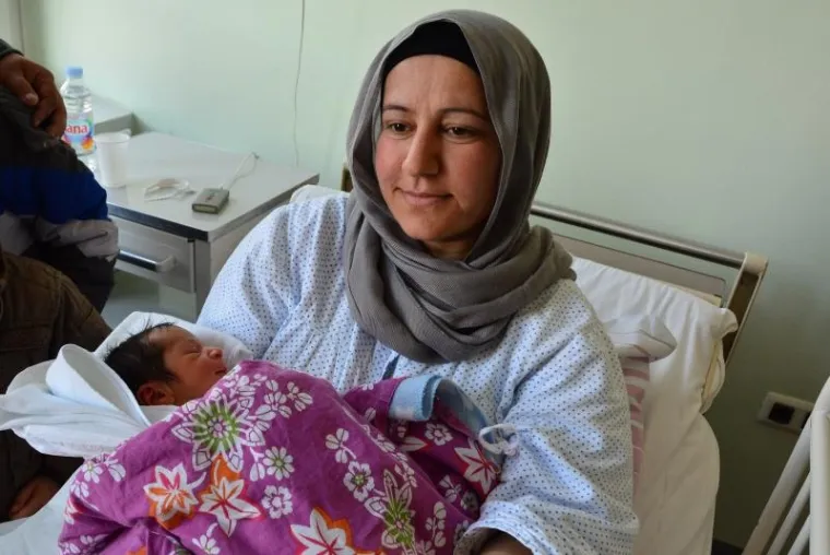 U slavonskobrodskoj bolnici u ponedjeljak je rođena još jedna beba izbjeglica iz Sirije.  Dječaka Hrvoja Muhameda Kadra rodila je Fatma Kadro iz Alepa. U posjet su sretnoj majci odmah došla i njena druga dva dječačića koje je doveo otac Ali Kadro.
