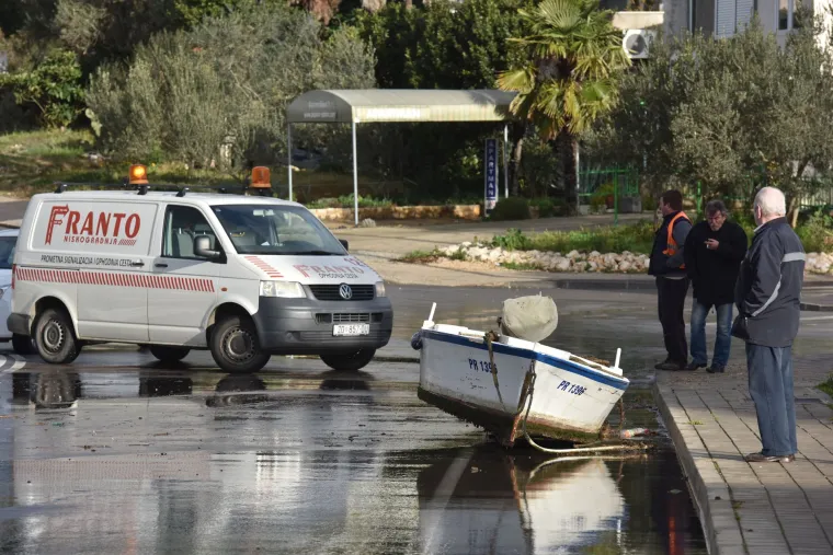 Snažno nevrijeme pogodilo Dalmaciju: jak vjetar izbacivao brodice na kopno
