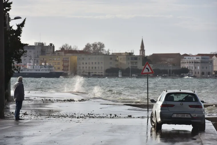 Snažno nevrijeme pogodilo Dalmaciju: jak vjetar izbacivao brodice na kopno