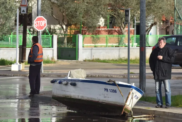 Snažno nevrijeme pogodilo Dalmaciju: jak vjetar izbacivao brodice na kopno