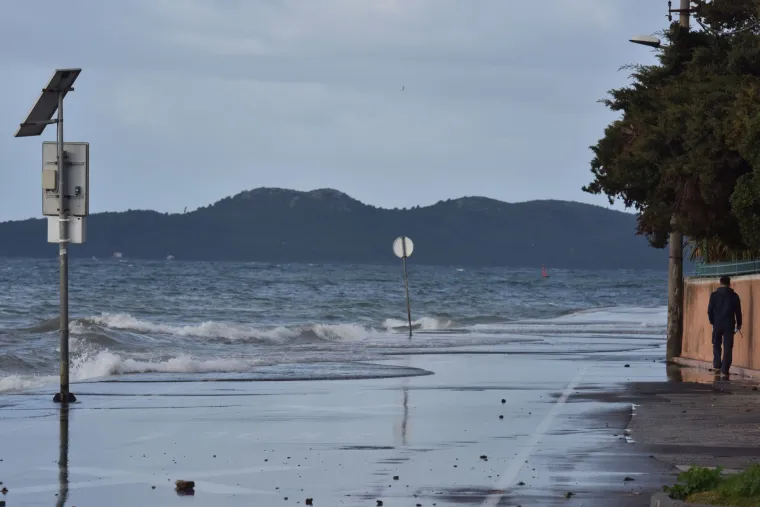 Snažno nevrijeme pogodilo Dalmaciju: jak vjetar izbacivao brodice na kopno