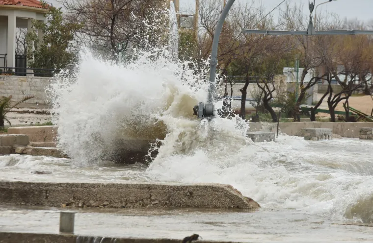 Snažno nevrijeme pogodilo Dalmaciju: jak vjetar izbacivao brodice na kopno