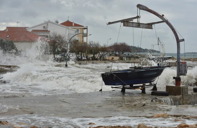 Snažno nevrijeme pogodilo Dalmaciju: jak vjetar izbacivao brodice na kopno