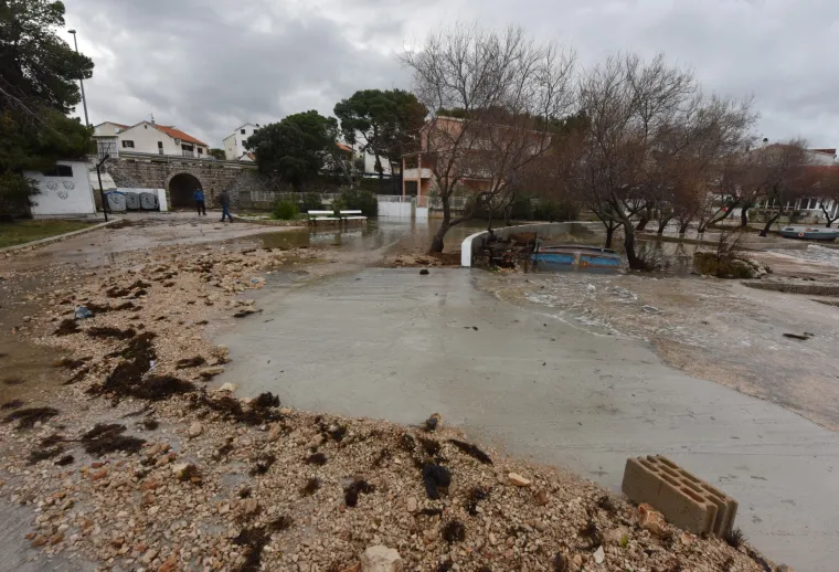 Snažno nevrijeme pogodilo Dalmaciju: jak vjetar izbacivao brodice na kopno