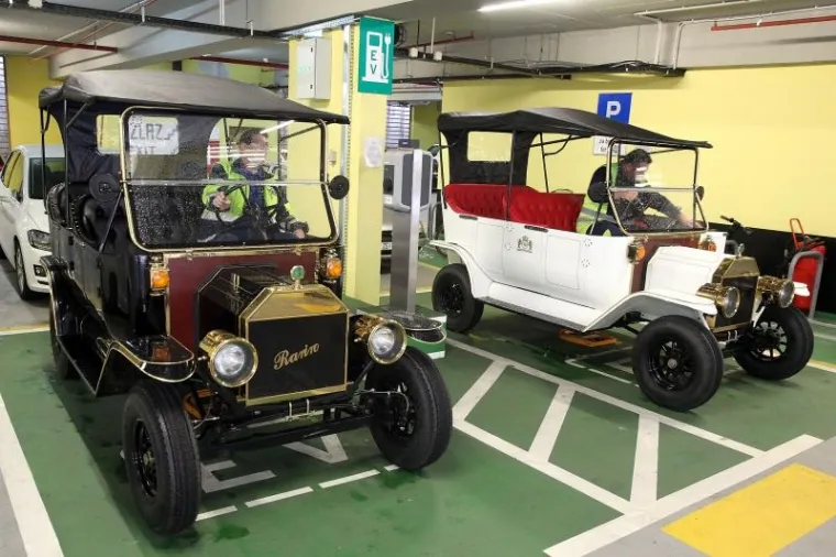 Turistička ponuda grada Zagreba uskoro će biti bogatija za jo&scaron; jedan poseban način razgledavanja grada. Naime, na ulicama će se pojaviti dvije replike Fordovog modela T iz 1905., koje se trenutno nalaze u garaži na Tu&scaron;kancu. "Riječ je o električnim replikama koje su sad pro&scaron;le tehnički pregled. Kroz dan, dva imat će i registarske oznake i od vikenda krećemo u eksperimentalne vožnje da popravimo jo&scaron; eventualne nedostatke kako bismo mogli krenuti u turističke ture", ispričao je za net.hr Goran Ćibarić iz tvrtke Peco Group d.o.o. koja turistički projekt odrađuje u suradnji s Turističkom zajednicom Grada Zagreba.