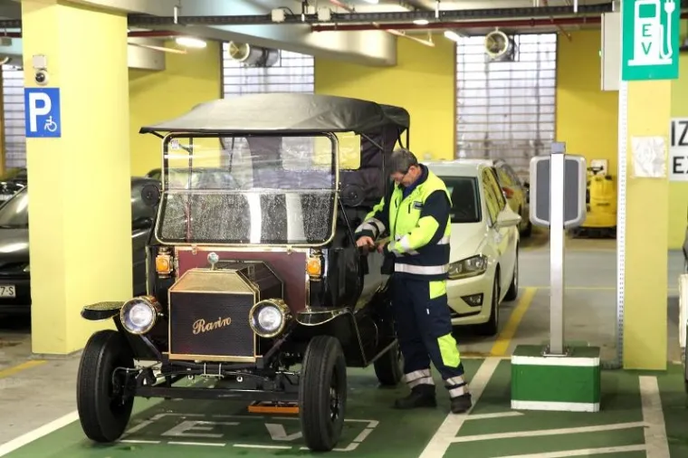 Turistička ponuda grada Zagreba uskoro će biti bogatija za jo&scaron; jedan poseban način razgledavanja grada. Naime, na ulicama će se pojaviti dvije replike Fordovog modela T iz 1905., koje se trenutno nalaze u garaži na Tu&scaron;kancu. "Riječ je o električnim replikama koje su sad pro&scaron;le tehnički pregled. Kroz dan, dva imat će i registarske oznake i od vikenda krećemo u eksperimentalne vožnje da popravimo jo&scaron; eventualne nedostatke kako bismo mogli krenuti u turističke ture", ispričao je za net.hr Goran Ćibarić iz tvrtke Peco Group d.o.o. koja turistički projekt odrađuje u suradnji s Turističkom zajednicom Grada Zagreba.