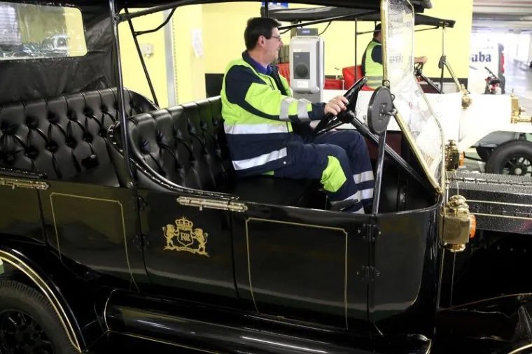 Turistička ponuda grada Zagreba uskoro će biti bogatija za jo&scaron; jedan poseban način razgledavanja grada. Naime, na ulicama će se pojaviti dvije replike Fordovog modela T iz 1905., koje se trenutno nalaze u garaži na Tu&scaron;kancu. "Riječ je o električnim replikama koje su sad pro&scaron;le tehnički pregled. Kroz dan, dva imat će i registarske oznake i od vikenda krećemo u eksperimentalne vožnje da popravimo jo&scaron; eventualne nedostatke kako bismo mogli krenuti u turističke ture", ispričao je za net.hr Goran Ćibarić iz tvrtke Peco Group d.o.o. koja turistički projekt odrađuje u suradnji s Turističkom zajednicom Grada Zagreba.