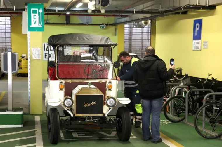 Turistička ponuda grada Zagreba uskoro će biti bogatija za jo&scaron; jedan poseban način razgledavanja grada. Naime, na ulicama će se pojaviti dvije replike Fordovog modela T iz 1905., koje se trenutno nalaze u garaži na Tu&scaron;kancu. "Riječ je o električnim replikama koje su sad pro&scaron;le tehnički pregled. Kroz dan, dva imat će i registarske oznake i od vikenda krećemo u eksperimentalne vožnje da popravimo jo&scaron; eventualne nedostatke kako bismo mogli krenuti u turističke ture", ispričao je za net.hr Goran Ćibarić iz tvrtke Peco Group d.o.o. koja turistički projekt odrađuje u suradnji s Turističkom zajednicom Grada Zagreba.