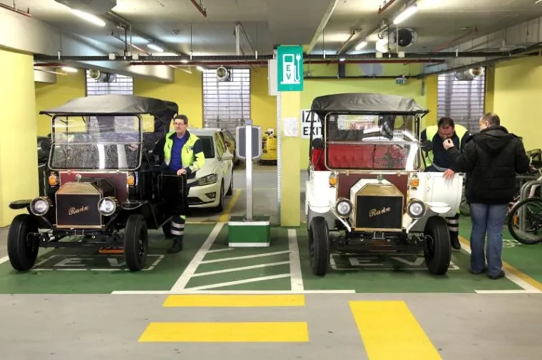 Turistička ponuda grada Zagreba uskoro će biti bogatija za jo&scaron; jedan poseban način razgledavanja grada. Naime, na ulicama će se pojaviti dvije replike Fordovog modela T iz 1905., koje se trenutno nalaze u garaži na Tu&scaron;kancu. "Riječ je o električnim replikama koje su sad pro&scaron;le tehnički pregled. Kroz dan, dva imat će i registarske oznake i od vikenda krećemo u eksperimentalne vožnje da popravimo jo&scaron; eventualne nedostatke kako bismo mogli krenuti u turističke ture", ispričao je za net.hr Goran Ćibarić iz tvrtke Peco Group d.o.o. koja turistički projekt odrađuje u suradnji s Turističkom zajednicom Grada Zagreba.