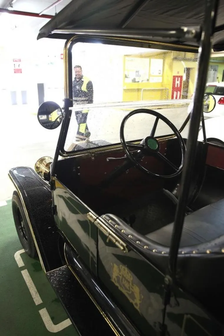 Turistička ponuda grada Zagreba uskoro će biti bogatija za jo&scaron; jedan poseban način razgledavanja grada. Naime, na ulicama će se pojaviti dvije replike Fordovog modela T iz 1905., koje se trenutno nalaze u garaži na Tu&scaron;kancu. "Riječ je o električnim replikama koje su sad pro&scaron;le tehnički pregled. Kroz dan, dva imat će i registarske oznake i od vikenda krećemo u eksperimentalne vožnje da popravimo jo&scaron; eventualne nedostatke kako bismo mogli krenuti u turističke ture", ispričao je za net.hr Goran Ćibarić iz tvrtke Peco Group d.o.o. koja turistički projekt odrađuje u suradnji s Turističkom zajednicom Grada Zagreba.