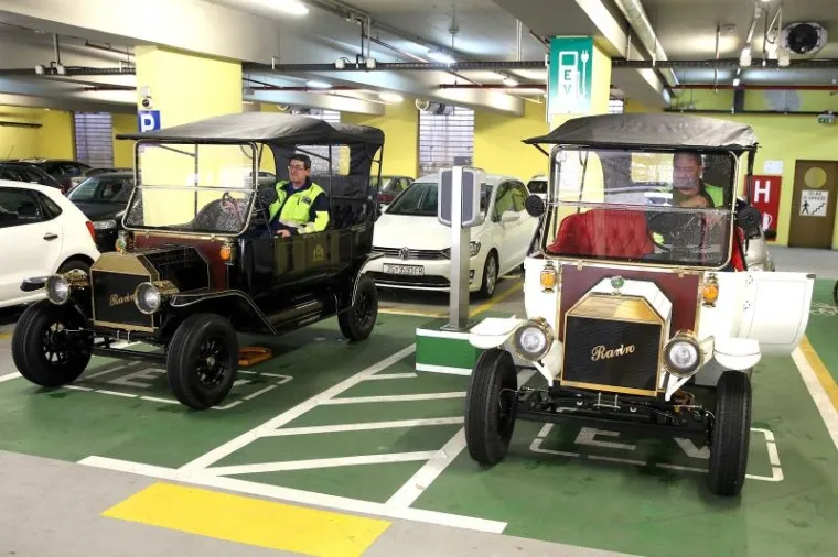 Turistička ponuda grada Zagreba uskoro će biti bogatija za jo&scaron; jedan poseban način razgledavanja grada. Naime, na ulicama će se pojaviti dvije replike Fordovog modela T iz 1905., koje se trenutno nalaze u garaži na Tu&scaron;kancu. "Riječ je o električnim replikama koje su sad pro&scaron;le tehnički pregled. Kroz dan, dva imat će i registarske oznake i od vikenda krećemo u eksperimentalne vožnje da popravimo jo&scaron; eventualne nedostatke kako bismo mogli krenuti u turističke ture", ispričao je za net.hr Goran Ćibarić iz tvrtke Peco Group d.o.o. koja turistički projekt odrađuje u suradnji s Turističkom zajednicom Grada Zagreba.