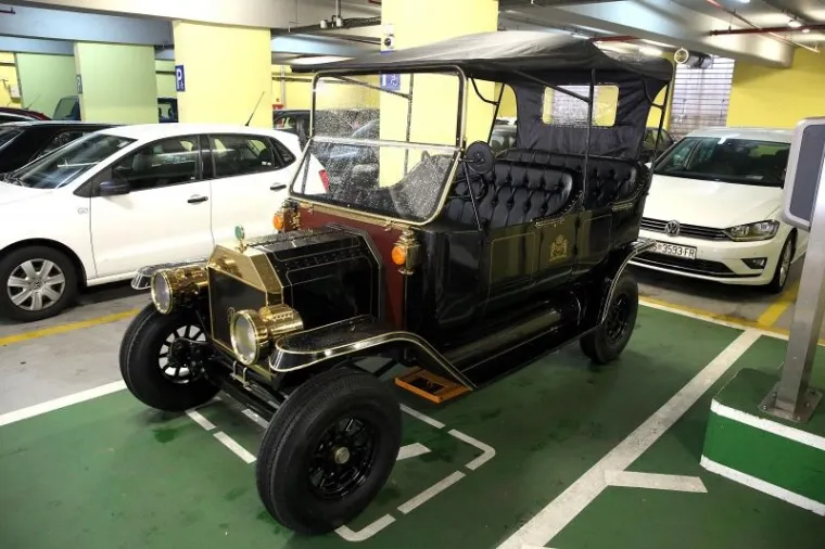 Turistička ponuda grada Zagreba uskoro će biti bogatija za jo&scaron; jedan poseban način razgledavanja grada. Naime, na ulicama će se pojaviti dvije replike Fordovog modela T iz 1905., koje se trenutno nalaze u garaži na Tu&scaron;kancu. "Riječ je o električnim replikama koje su sad pro&scaron;le tehnički pregled. Kroz dan, dva imat će i registarske oznake i od vikenda krećemo u eksperimentalne vožnje da popravimo jo&scaron; eventualne nedostatke kako bismo mogli krenuti u turističke ture", ispričao je za net.hr Goran Ćibarić iz tvrtke Peco Group d.o.o. koja turistički projekt odrađuje u suradnji s Turističkom zajednicom Grada Zagreba.