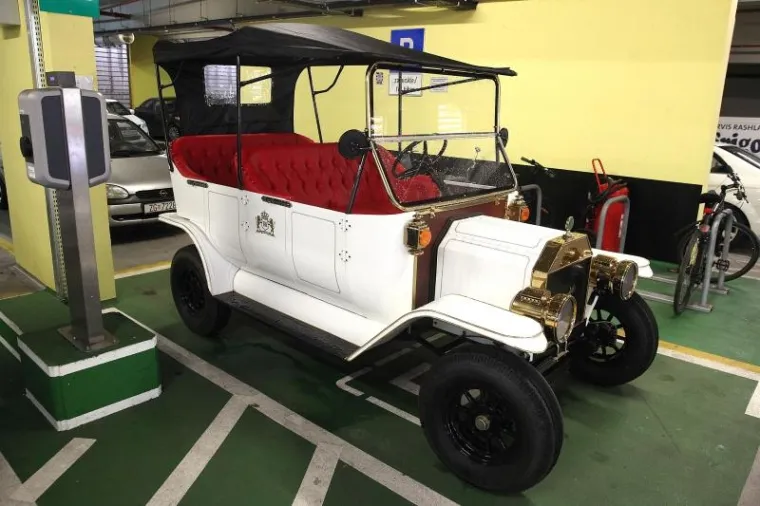 Turistička ponuda grada Zagreba uskoro će biti bogatija za jo&scaron; jedan poseban način razgledavanja grada. Naime, na ulicama će se pojaviti dvije replike Fordovog modela T iz 1905., koje se trenutno nalaze u garaži na Tu&scaron;kancu. "Riječ je o električnim replikama koje su sad pro&scaron;le tehnički pregled. Kroz dan, dva imat će i registarske oznake i od vikenda krećemo u eksperimentalne vožnje da popravimo jo&scaron; eventualne nedostatke kako bismo mogli krenuti u turističke ture", ispričao je za net.hr Goran Ćibarić iz tvrtke Peco Group d.o.o. koja turistički projekt odrađuje u suradnji s Turističkom zajednicom Grada Zagreba.