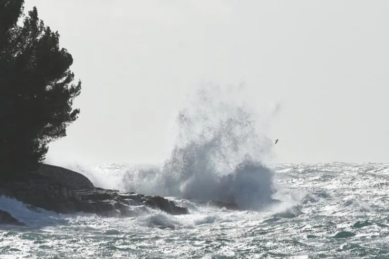 NEVRIJEME HARA HRVATSKOM: More nosilo parkirane aute, olujni vjetar krov bolnice