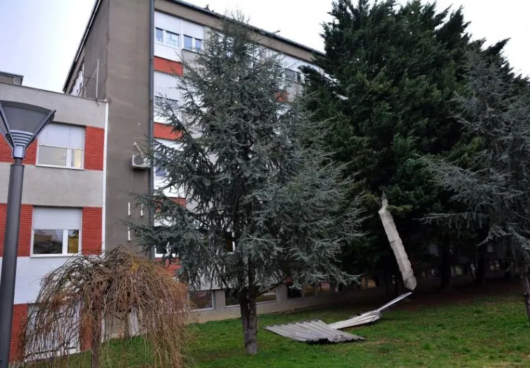 Nevrijeme praćeno jakim vjetrom ru&scaron;ilo je limene ploče s krova zgrade slavonskobrodske bolnice. Pričinjena &scaron;teta je znatna, a mogla bi biti jo&scaron; i veća ako ki&scaron;a nastavi padati obzirom da je trenutno otkriven dio krovi&scaron;ta ispod kojeg su bolniči odjeli i sobe s bolesnicima.
