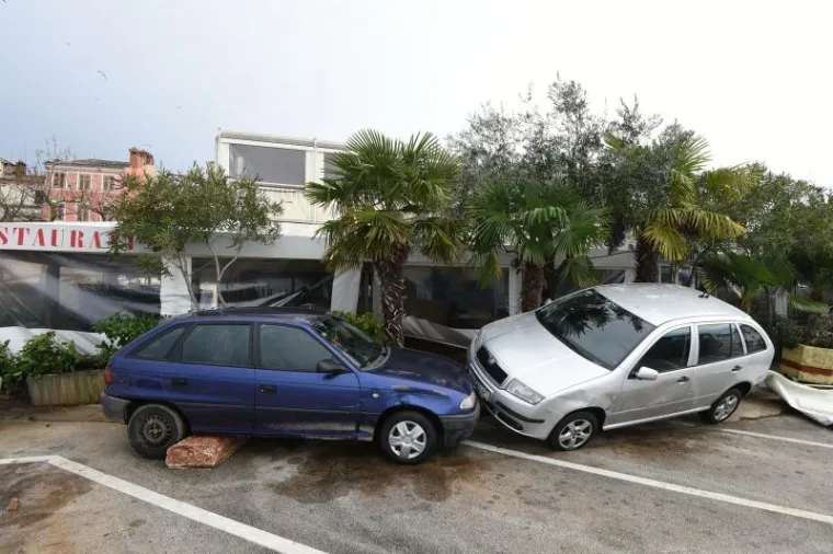O&scaron;tećeni su automobili koji su bili blizu obale. Po podacima istarske policije, na Valdibori ih je o&scaron;tećeno pedesetak.