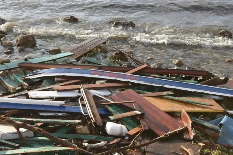 Tijekom jutra valovi u Rovinju su bili visoki do pet metara i more je preplavilo mnoge ulice, a zbog nevremena, veći dio grada bio je bez struje.