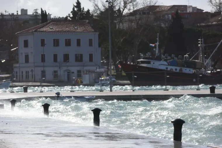 Olujno nevrijeme pogodilo je u srijedu Istru. U Puli je puhao zapadni vjetar jačinom od 100 km/h, a zbog njega su s trošnih zgrada u središtu grada padali komadi fasada.