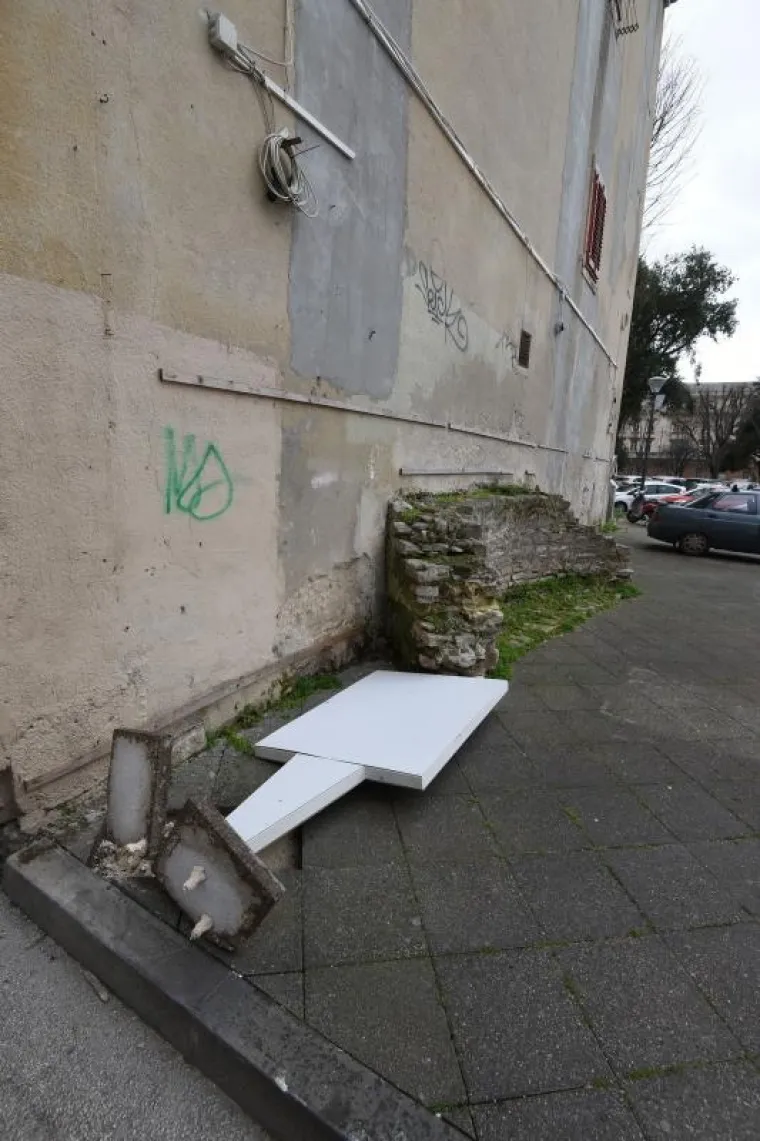Olujno nevrijeme pogodilo je u srijedu Istru. U Puli je puhao zapadni vjetar jačinom od 100 km/h, a zbog njega su s trošnih zgrada u središtu grada padali komadi fasada.