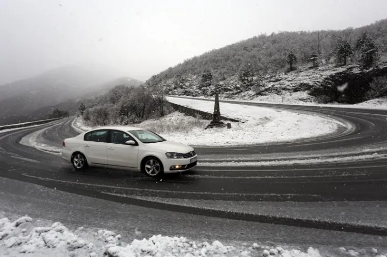 Zbog snijega moguća su ograničenja za kamione s prikolicama i tegljače s poluprikolicama na cestama kroz Liku i Gorski Kotar, javlja HAK.