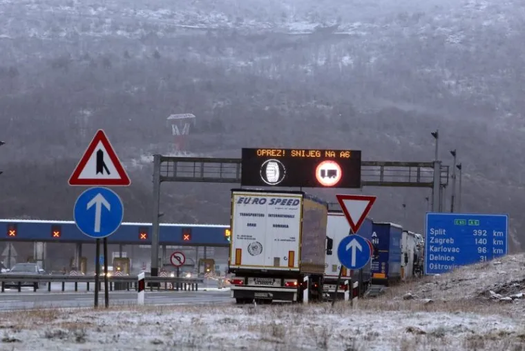OPREZNO U PROMETU: Snijeg pada na &scaron;irem riječkom području i u Gorskom kotaru