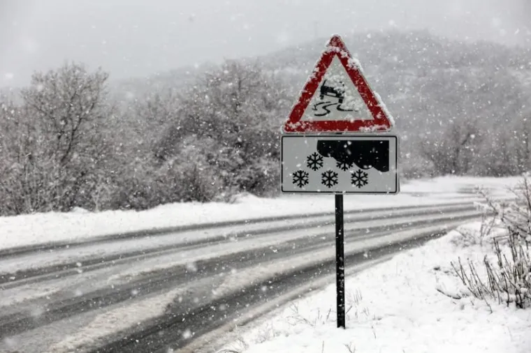 Snijeg pada na &scaron;irem riječkom području i u Gorskom Kotaru.