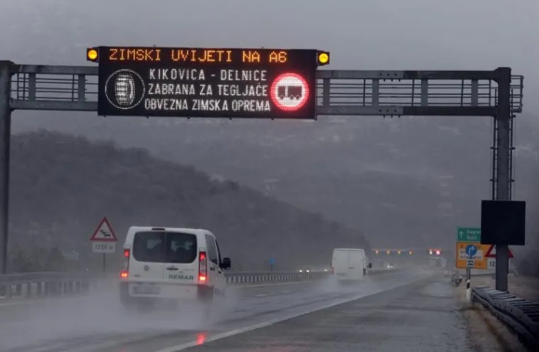 OPREZNO U PROMETU: Snijeg pada na &scaron;irem riječkom području i u Gorskom kotaru
