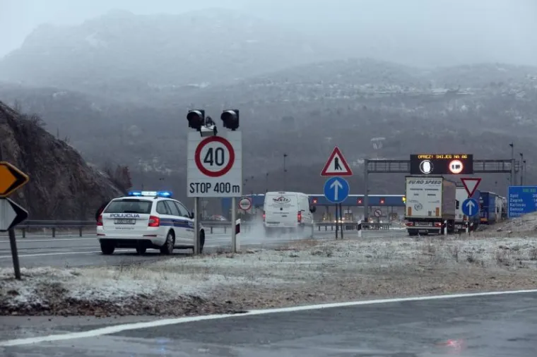 OPREZNO U PROMETU: Snijeg pada na &scaron;irem riječkom području i u Gorskom kotaru