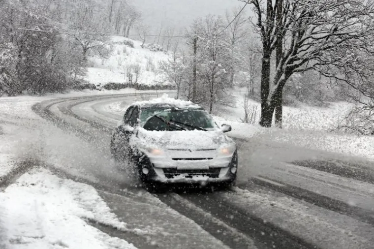 Vozi se po mokrim i skliskim kolnicima u većem dijelu zemlje, a susnježica i snijeg usporava vožnju u gorju.