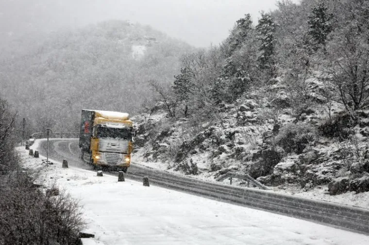 Zbog ugaženog snijega vozi se sporije starom cestom Rijeka - Zagreb i autocestom Rijeka - Zagreb.