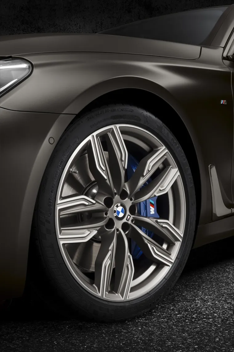 LUKSUZNA RAKETA: Evo kako izgleda novi BMW M760Li xDrive V12