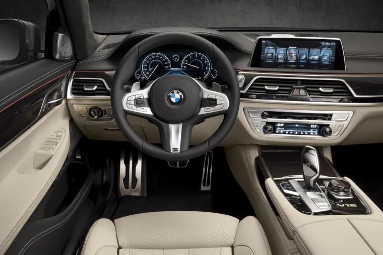 LUKSUZNA RAKETA: Evo kako izgleda novi BMW M760Li xDrive V12