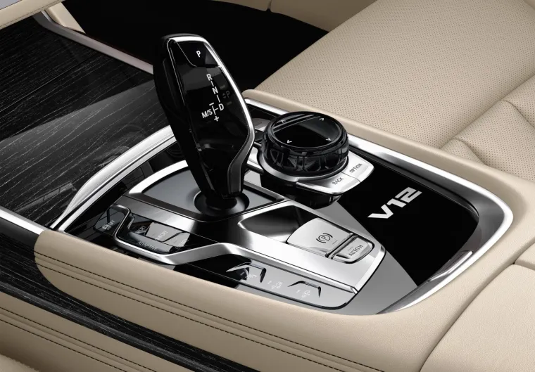 LUKSUZNA RAKETA: Evo kako izgleda novi BMW M760Li xDrive V12