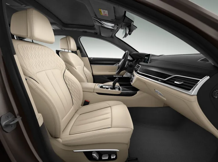 LUKSUZNA RAKETA: Evo kako izgleda novi BMW M760Li xDrive V12