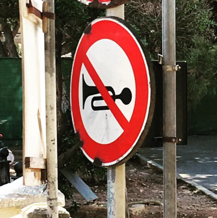 KOJI VAM JE NAJBOLJI? Pogledajte neke od najčudnijih prometnih znakova širom svijeta