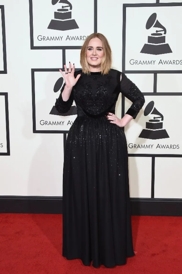 Glazbena zvijezda Adele (33) u četvrtak je ušla u povijest kao prva slavna osoba koja se pojavila na naslovnici britanskog i američkog Voguea, a u ekskluzivnom intervjuu za časopis, prvom koji je dala u pet godina, napokon je progovorila o dramatičnom gubitku kilograma, razvodu od bivšeg supruga Simona Koneckog i novoj ljubavi s Richom Paulom (39). Adele je u posljednje dvije godine smršavjela 45 kilograma, a njezin razvoj možete pogledati u galeriji.