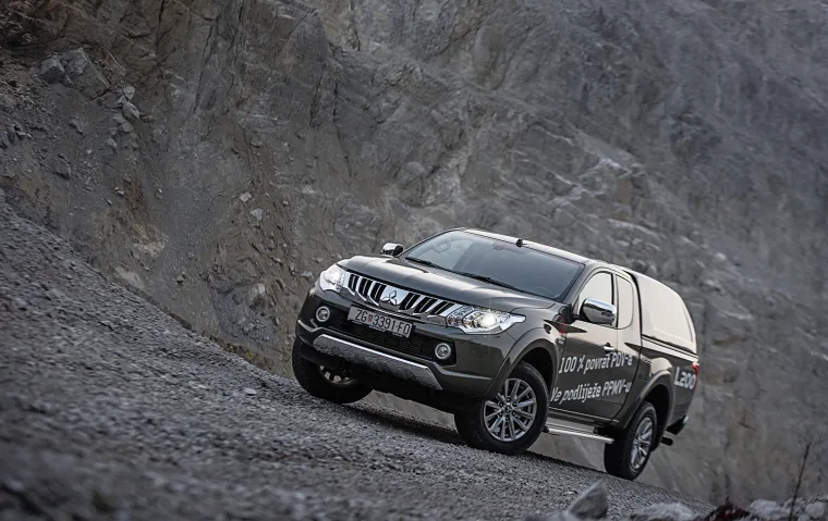 S druge strane, L200 je izrazito dopadljivo vozilo koje ćete koristiti u ostalim svakodnevnim aktivnostima uz popratnu veliku dozu pogleda jer ovako veliki automobil nigdje ne prolazi nezamijećen.