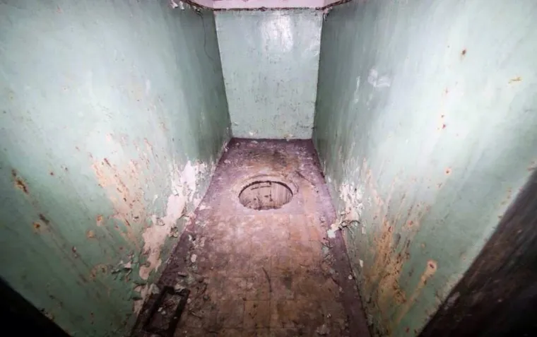 Lijevo je bila samo rupa u podu ispunjena prljavom vodom pa su nastavili ravno