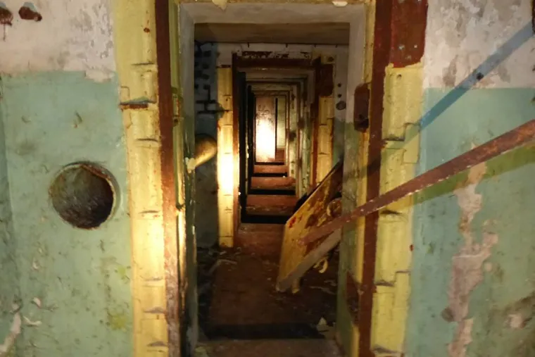 Do njih vodi ovaj hodnih u raspadnom stanju