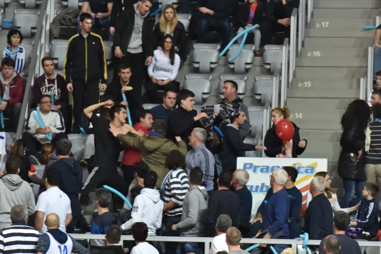 Tučnjava na tribinama prije početka utakmice KK Zadar - KK Cibona