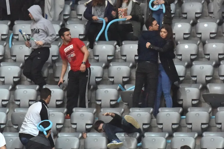 Tučnjava na tribinama prije početka utakmice KK Zadar - KK Cibona