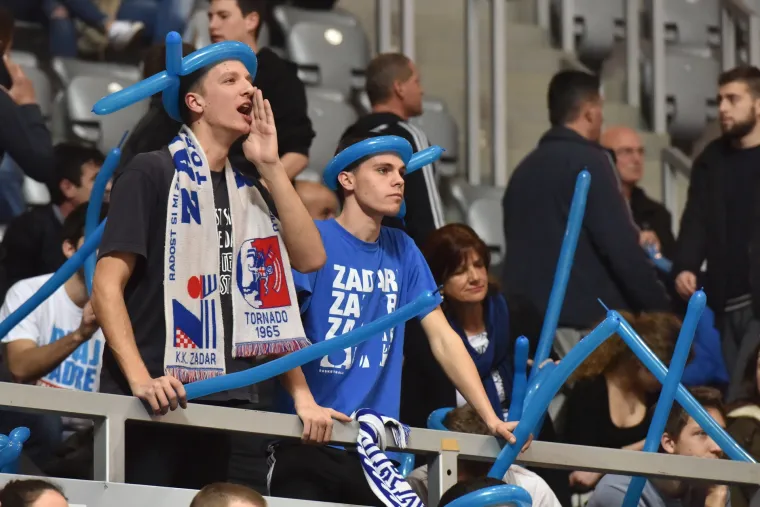 Tučnjava na tribinama prije početka utakmice KK Zadar - KK Cibona