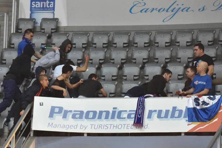 Tučnjava na tribinama prije početka utakmice KK Zadar - KK Cibona