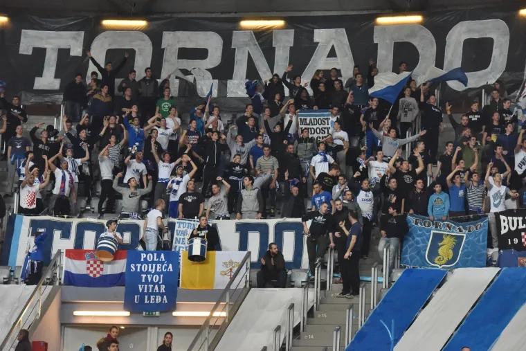 Tučnjava na tribinama prije početka utakmice KK Zadar - KK Cibona