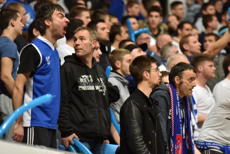 Tučnjava na tribinama prije početka utakmice KK Zadar - KK Cibona