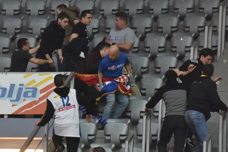 Tučnjava na tribinama prije početka utakmice KK Zadar - KK Cibona